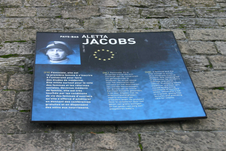 Plaque biographique d'Aletta Jacobs, au nord du pont Wilson.