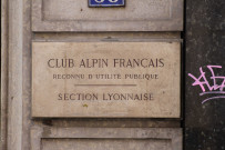 38 rue Thomassin, plaque du siège du Club Alpin Français, ornement de façade, Anno 1894.