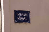 Au niveau du 55 rue Saint-Michel, l'impasse Rival, plaque.
