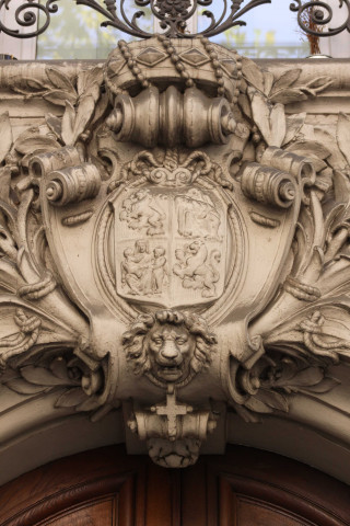 17 avenue Maréchal-Foch, fronton de la porte.