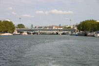 Vue prise depuis la Saône vers le quai Jean-Jacques Rousseau en direction du pont Kitchener-Marchand.