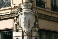 Angle sud-ouest de la rue Grenette et de la rue du Président-Édouard-Herriot, sculpture des armoiries de la Société marseillaise de crédit (SMC).