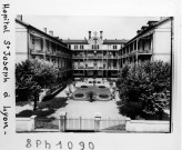 [Hôpital Saint-Joseph : vue en plongée sur les bâtiments et le jardin, vers 1910] / [E. Poix ou E. Pernet]. [1] Photographie : positif sur verre N.B. ; 8,5 x 10 cm.