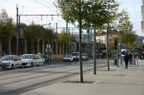 Vue des lignes SNCF et de tramway prise vers la place Jean-Macé.