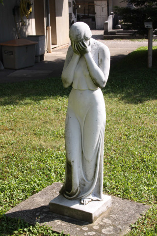 Entrée, rue Philippe-De-Lassalle, statue.