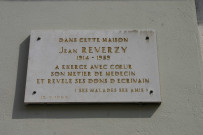 58 avenue Lacassagne, plaque en mémoire de Jean Reverzy (médecin).