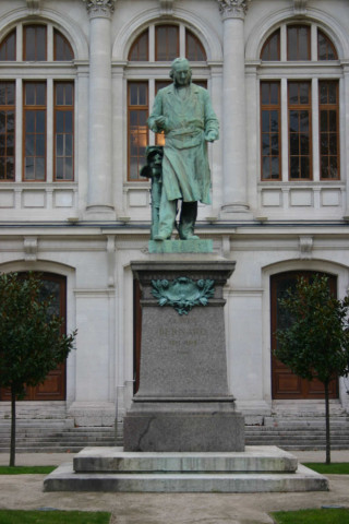 Statue de Claude Bernard par P. Aubert.