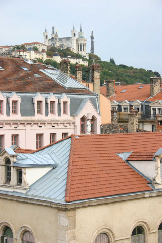 Basilique de Fourvière prise depuis les toits de l'abbaye d'Ainay.