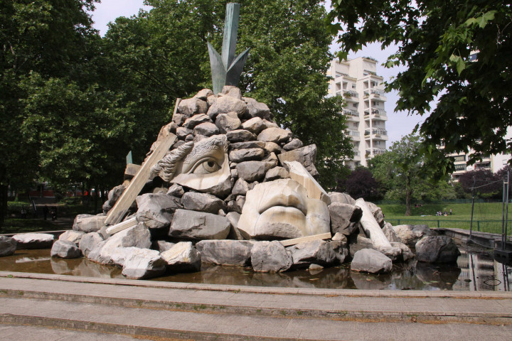 Fontaine des Géants de Anne et Patrick Poirier.