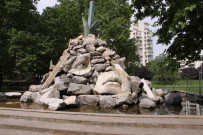 Fontaine des Géants de Anne et Patrick Poirier.
