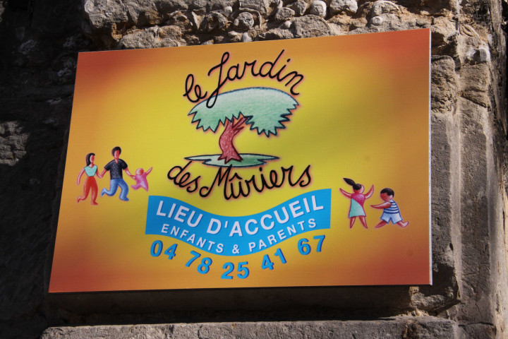 Rue de Menival et rue Nicolas-Sicard.