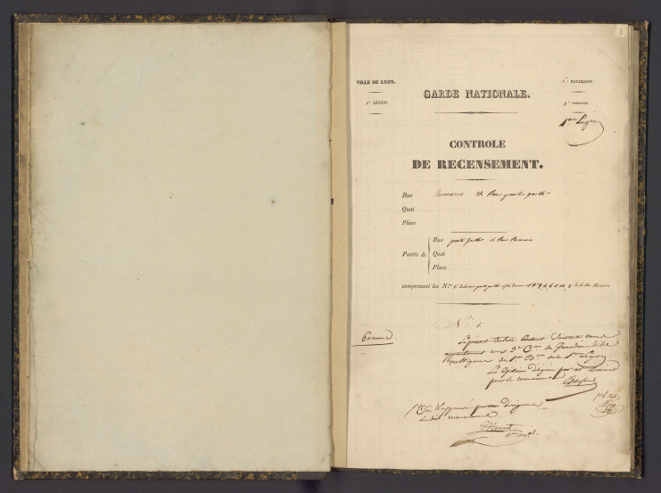 Un registre ouvert, avec à droite une page en partie imprimée et manuscrite qui donne les informations du titre ci-dessus