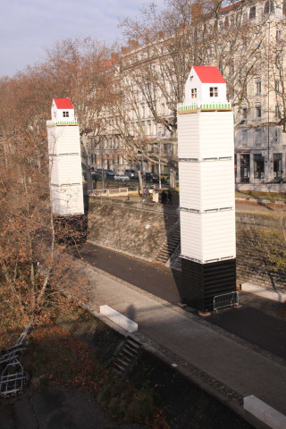 Vers le Pont Morand, édicule provisoire pour la fête des lumières.