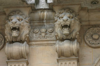 Détail de la façade, têtes de lions.