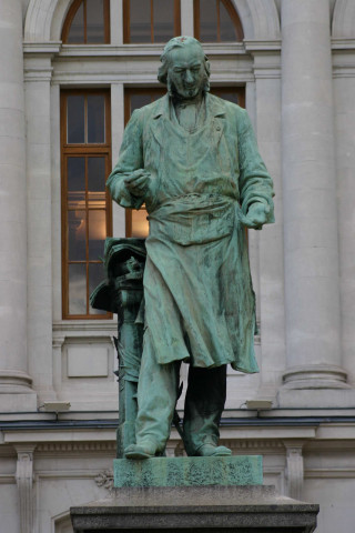 Statue de Claude Bernard par P. Aubert.
