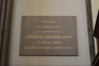 Plaque mémoriale "Crime contre l'humanité".