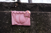 Vers la rue du Jardin-des-Plantes, sculpture de poitrine féminine.