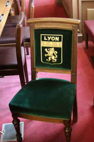 Hôtel-de-Ville, salle du Conseil, armoiries de la ville brodées sur le dos d'une chaise.
