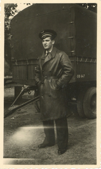 Seconde Guerre mondiale, service au sein de la compagnie de dépannage de l'air 19-105 (1939-1940, cote 362II/2). Portrait photographique de Tony Bertrand en militaire (armée de l'air) légendé au dos "Arles le 28 juin 1940".