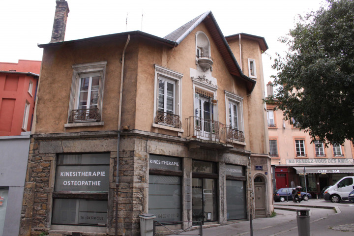 Vers la rue des Chevaucheurs, maison.