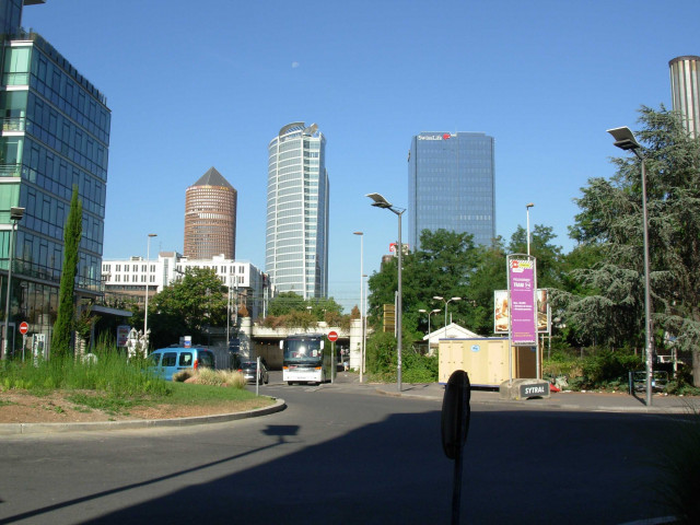 Angle de la rue de Bonnel et de la rue de la Villette, vue sur la tour panoramique et la tour Oxygène.