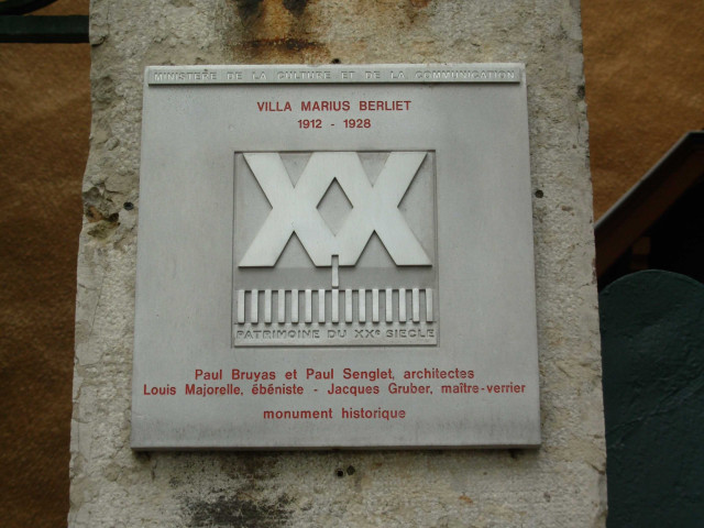 Plaque label Patrimoine du XXe siècle.