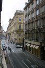 Vue de la rue Constantine et du musée des Beaux-Arts, direction est.