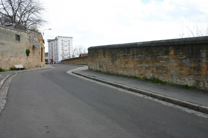 19 montée du Télégraphe, au niveau du groupe-scolaire Albert-Camus.