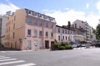 A l'angle de la Grande-rue de la Guillotière et de la rue André-Philip.