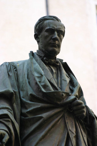 Cour Bonne, statue Amédé Bonnet de Guillaume Bonnet.