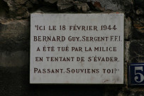 5 montée du Chemin-Neuf, plaque en mémoire de Guy Bernard.