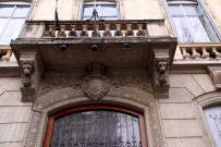 Vue du fronton de la porte.