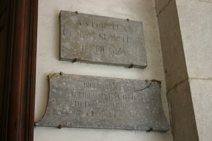 Plaques anciennes.