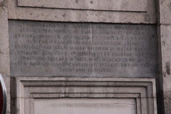 1 quai Maréchal-Joffre, plaque au-dessus de la porte de l'immeuble.