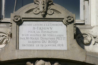 Plaque commémorative en mémoire du legs de la maison de Marie Dorothée Petit à la ville d'Oullins.