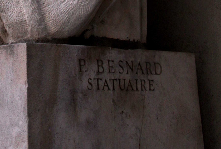 Buste de Coysevox, signature.