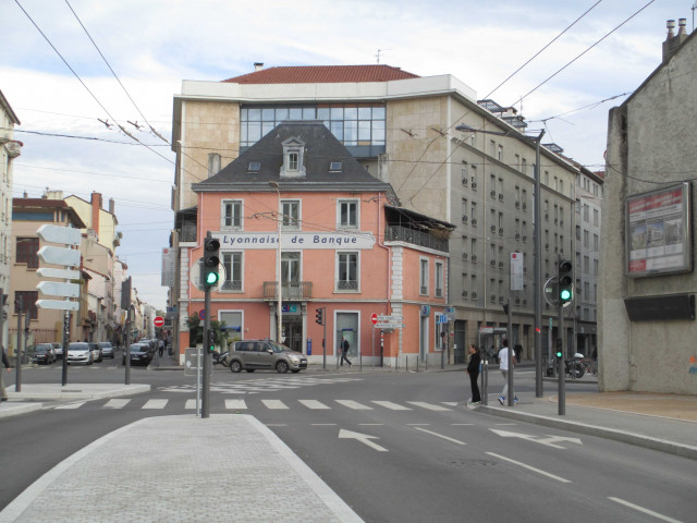 Angle de la rue Paul-Bert et de l'avenue Lacassagne, bâtiment "Lyonnaise de Banque".