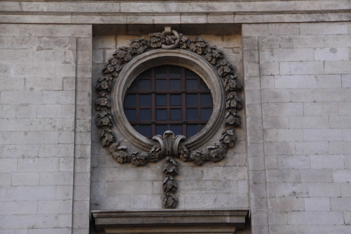 Cour de la Cuisine, sculpture avec date, fenêtre.