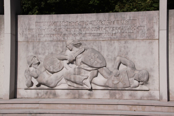 Monument aux Fusillés de 1944, bas-relief, liste des noms, inscriptions, panneau.