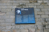 Berges du Rhône, plaque biographique de Reine Astrid, au nord du pont Lafayette.