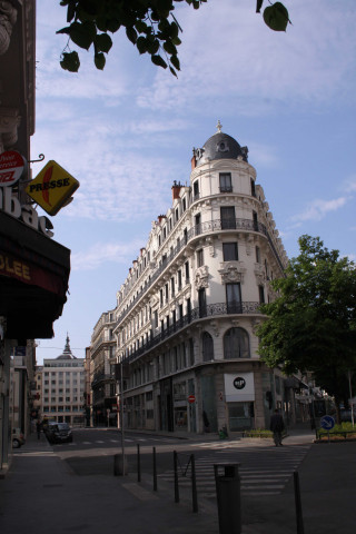 Angle de la rue Grolée et de la rue Président-Carnot, immeuble.