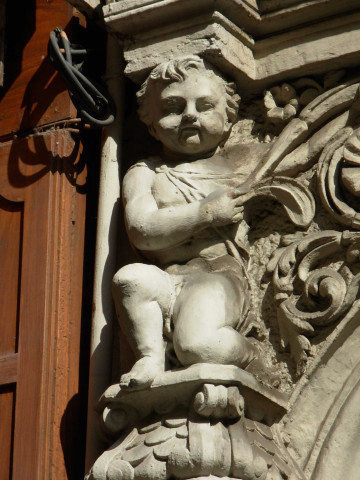 1 rue Ferrandière, détails des bas-reliefs.