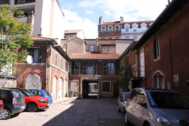 Cour et bâtiments.