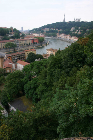 Vue sur le boulevard Antoine-de-Saint-Exupéry, le quai Pierre-Scize et la colline de Fourvière, prise depuis le Fort de Vaise.