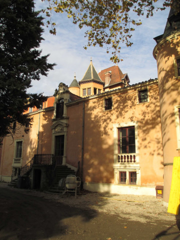 Vues du château de la Buire.