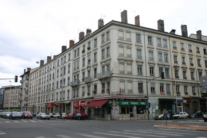 Angle sud-ouest du boulevard Marius-Vivier-Merle et de la rue Paul-Bert, carrefour.