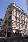 Façade d'immeuble et commerce.