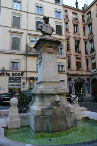 Place Meissonnier, monument fontaine à Jean-Pierre Pléney de Joseph-Marie Bourgeot.