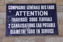 Vers la place du 157ème régiment d'infanterie, panneau de la Compagnie générale des eaux.