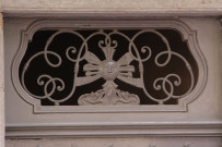 34 rue Sergent-Blandan, vers la place Sathonay, sculpture au-dessus de la porte de l'immeuble.